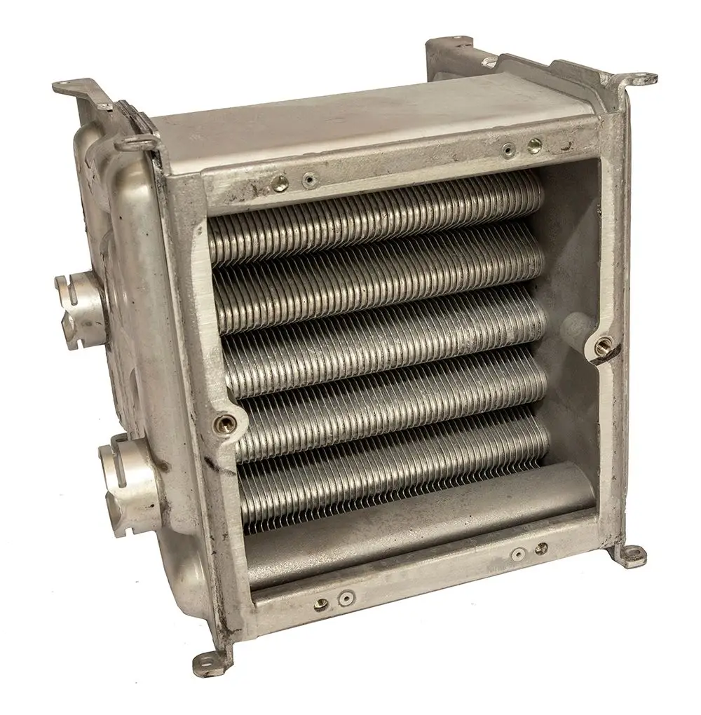 Daikin Wärmetauscher mit gestapelten Lamellen, metallischem Gehäuse und Anschlüssen an den Seiten. Konstruktion für Wärmeübertragung in Heizsystemen.